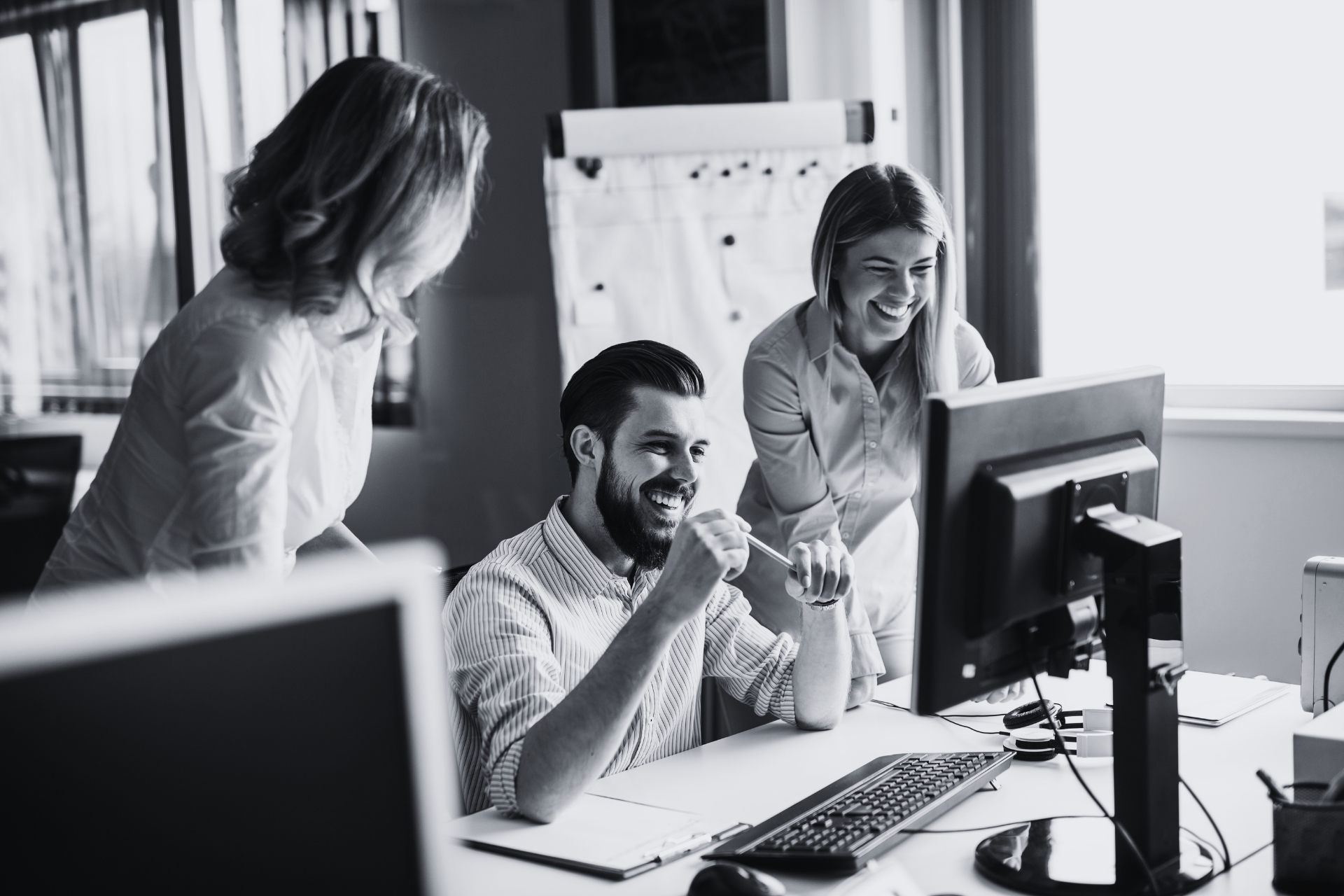 Kollegen haben Spaß an der gemeinsamen Arbeit