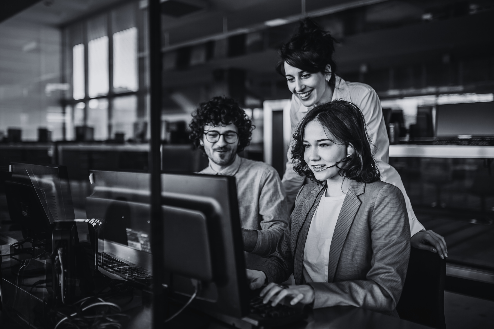 IT-Team analysiert Sicherheitslücken am Bildschirm – Fokus auf Vulnerability Scanning & Cyber Security Management